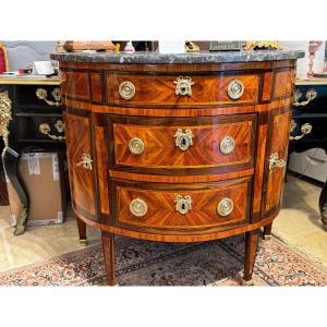 Commode demi lune trois tiroirs et deux vantaux époque Louis xvi