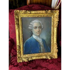 Pastel d’un jeune homme de la noblesse dans son cadre en bois doré époque Louis xv