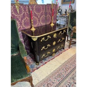 Commode d’époque Louis XIV en placage de poirier noirci à trois tiroirs