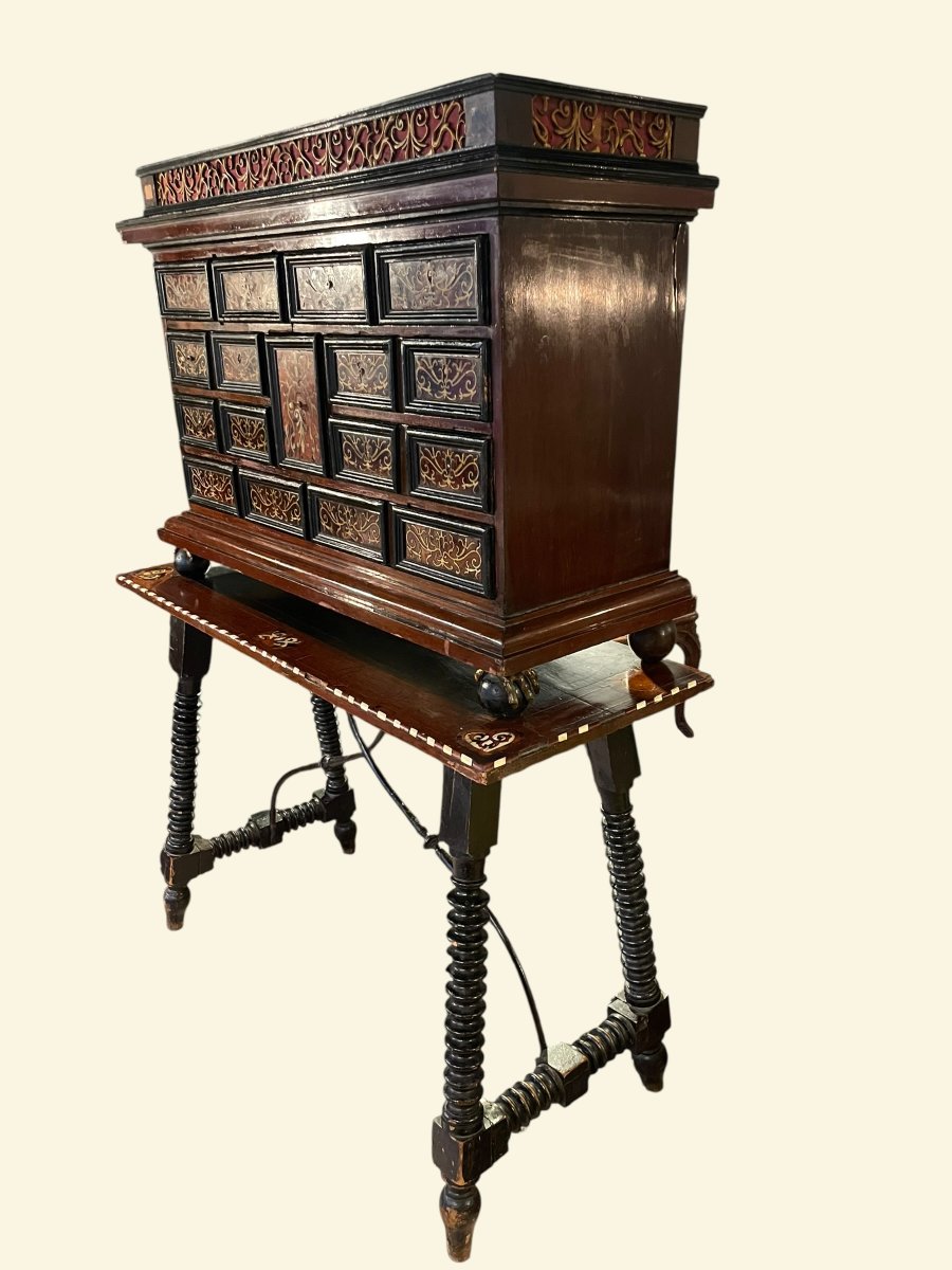 Bargueño (cabinet) espagnol XVIIᵉ siècle sur sa table d’origine-photo-2