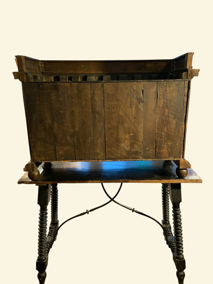 Bargueño (cabinet) espagnol XVIIᵉ siècle sur sa table d’origine-photo-4