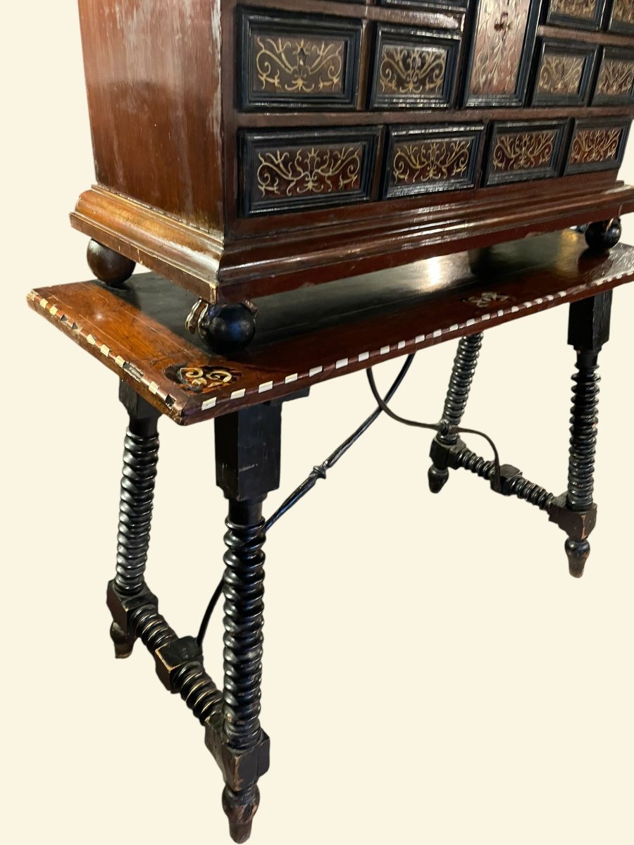 Bargueño (cabinet) espagnol XVIIᵉ siècle sur sa table d’origine-photo-3