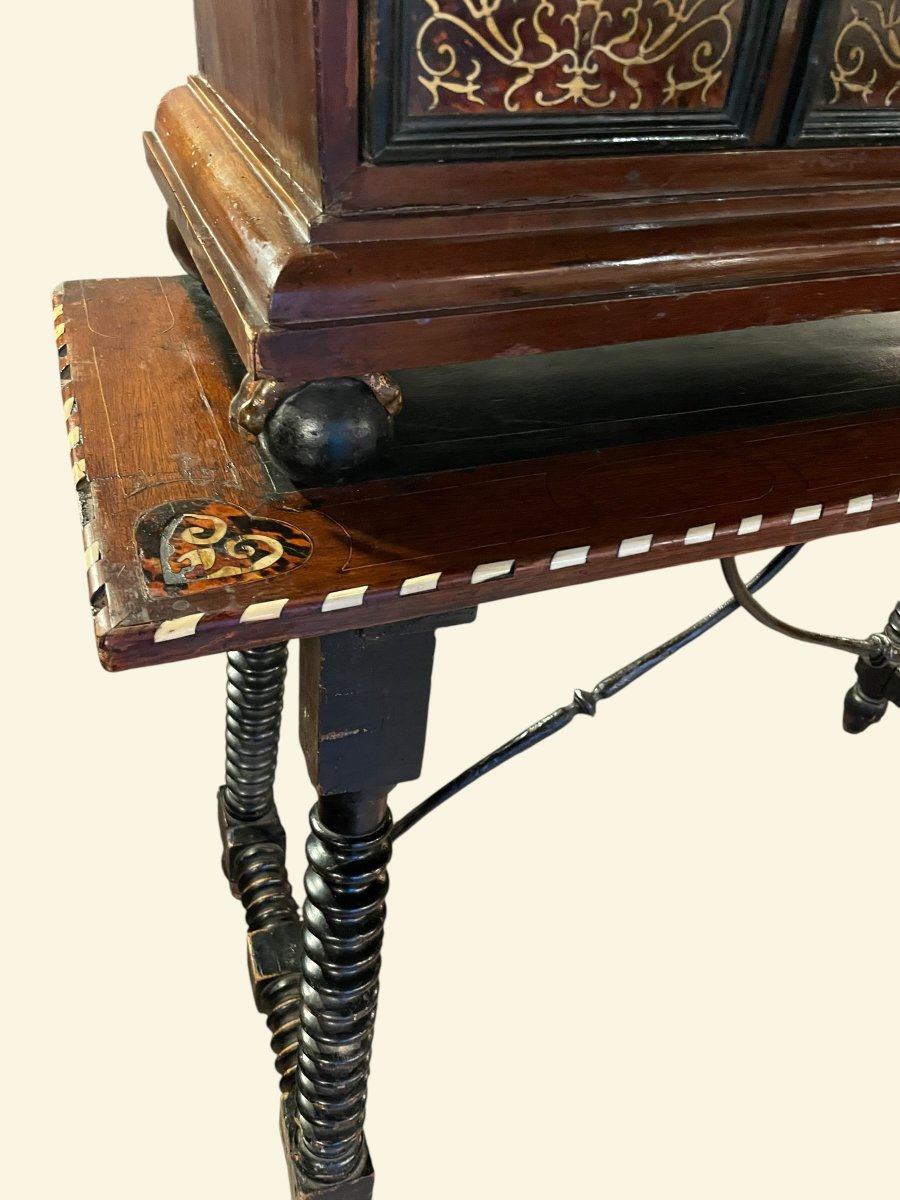 Bargueño (cabinet) espagnol XVIIᵉ siècle sur sa table d’origine-photo-5