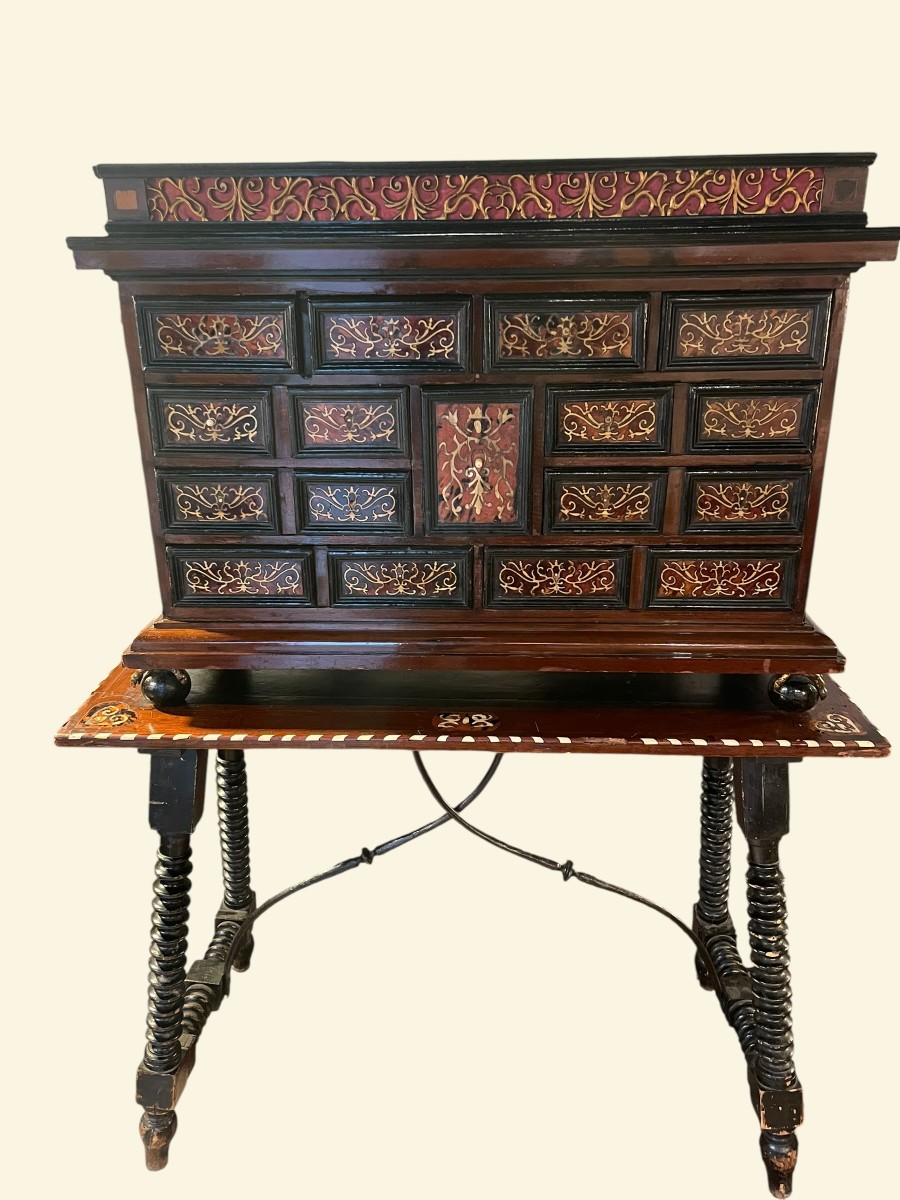 Bargueño (cabinet) espagnol XVIIᵉ siècle sur sa table d’origine