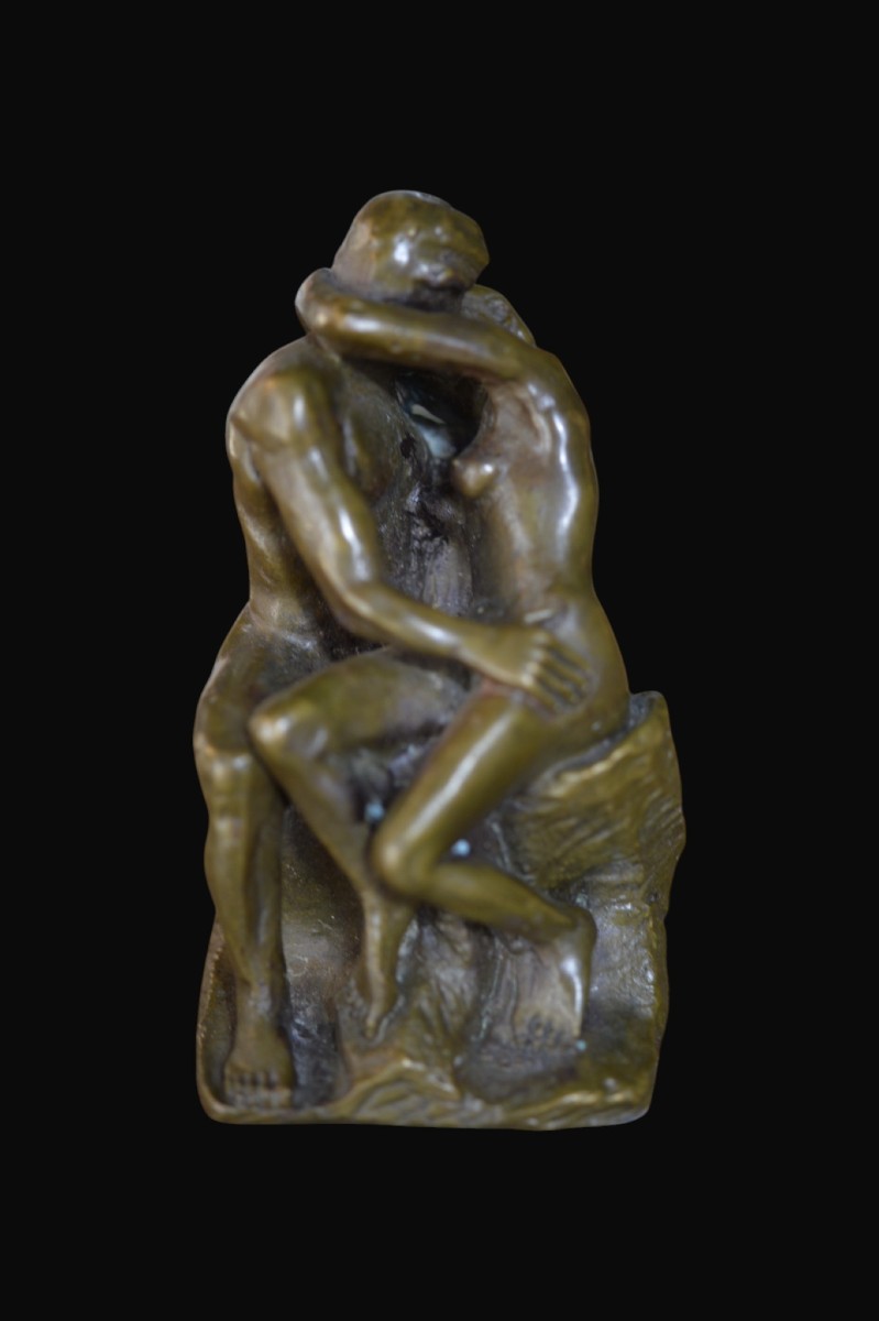 Embracing Couple - Bronze 