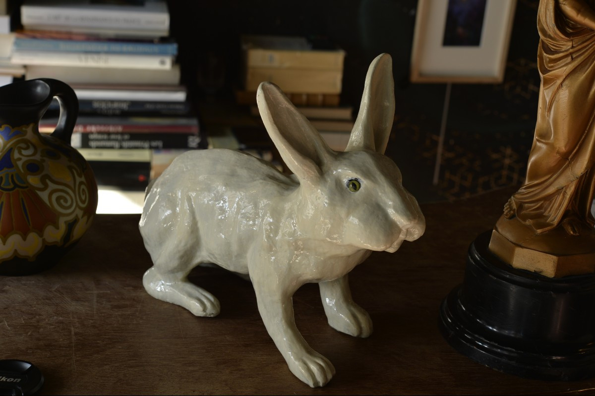 Lièvre en céramique émaillée blanche