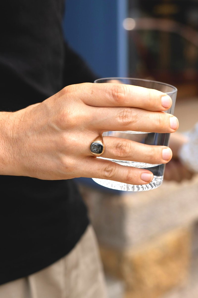 9-carat Yellow Gold And Engraved Hematite Signet Ring-photo-2