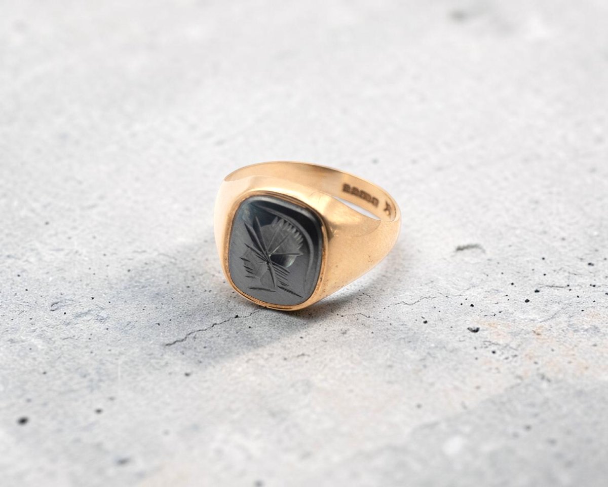 9-carat Yellow Gold And Engraved Hematite Signet Ring-photo-3