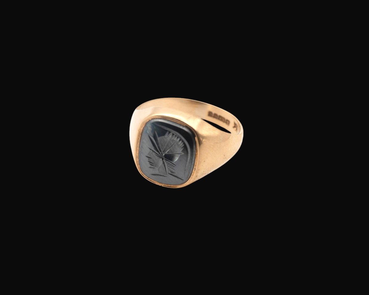 9-carat Yellow Gold And Engraved Hematite Signet Ring
