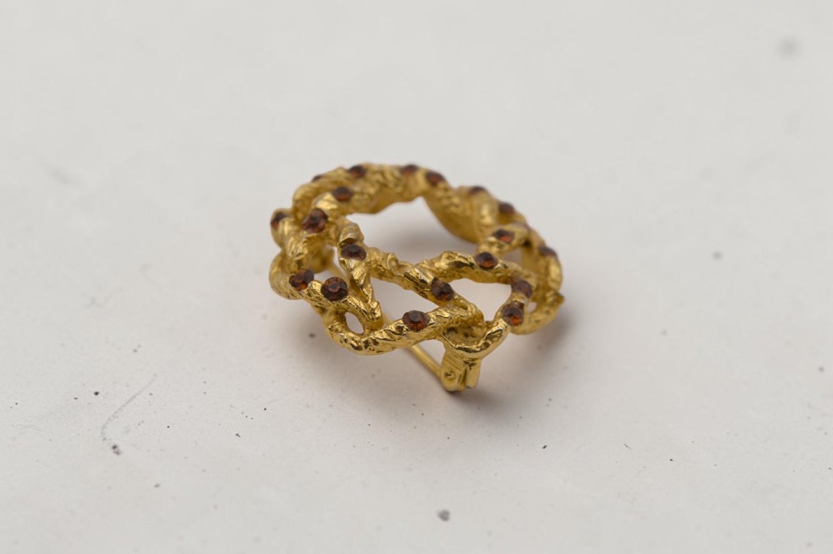 Broche en plaqué or 18 carats ornée de pierres rouges facettées-photo-3