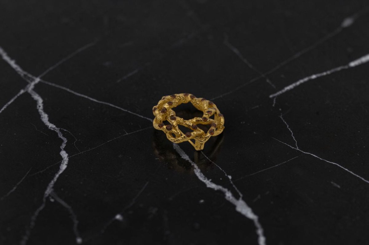 Broche en plaqué or 18 carats ornée de pierres rouges facettées-photo-1