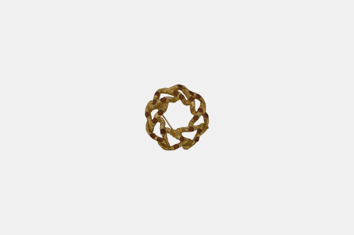 Broche en plaqué or 18 carats ornée de pierres rouges facettées
