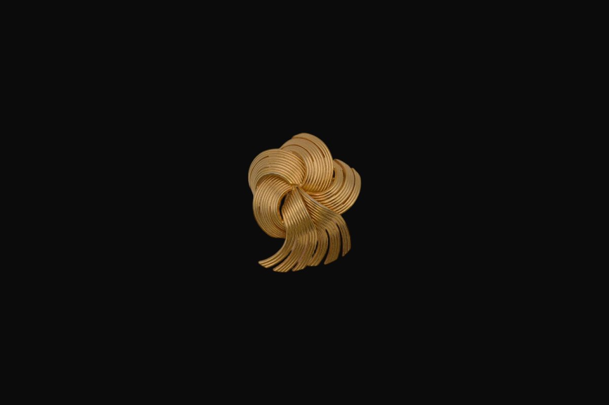 Broche ruban en plaqué or – Dans le goût de Trifari