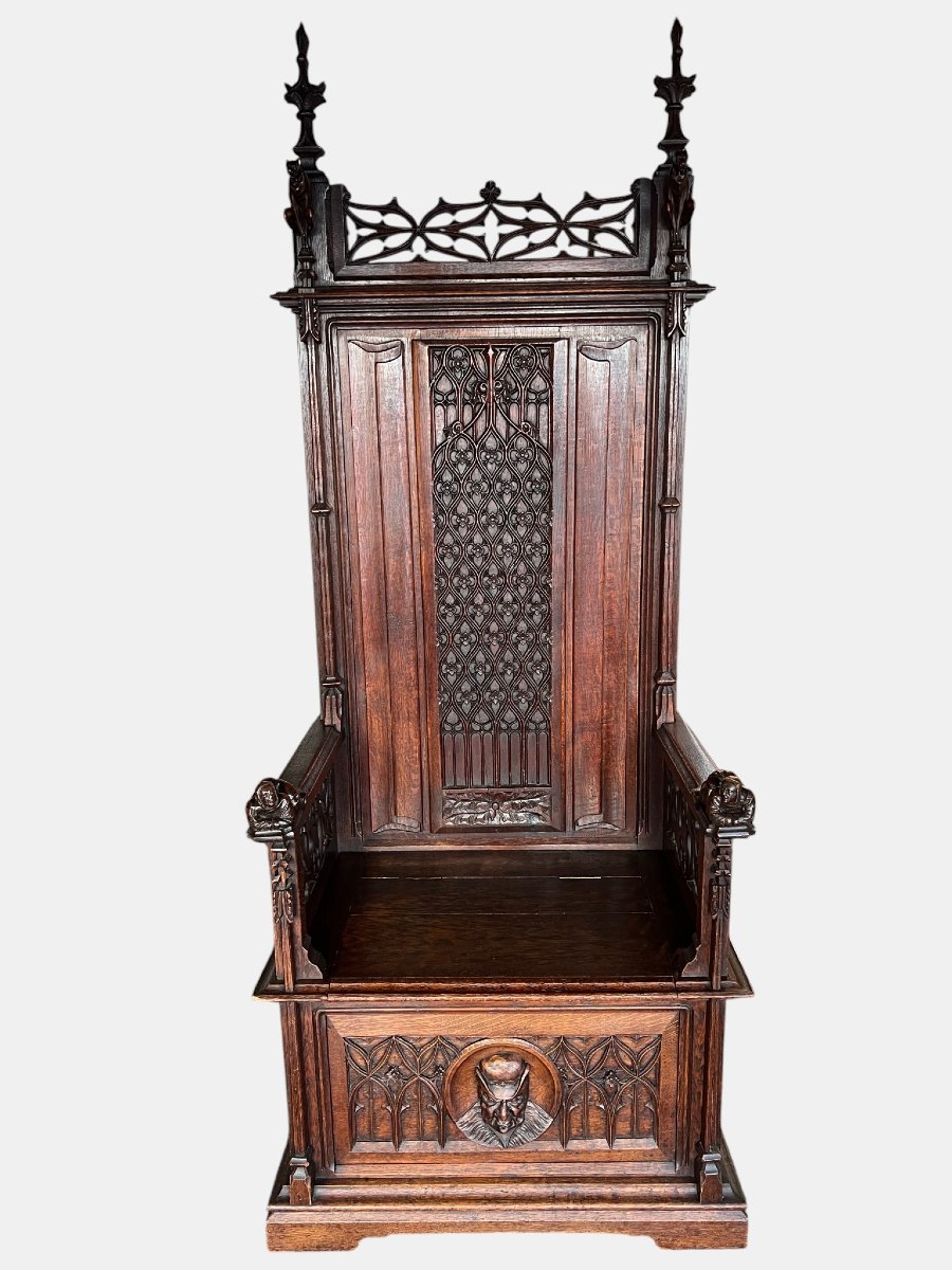 Cathèdre néogothique en noyer sculpté à coffre – XIXe siècle