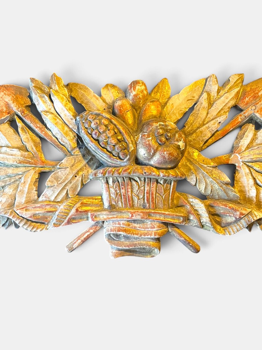 Trophée champêtre en bois sculpté, doré  – XVIIIe siècle