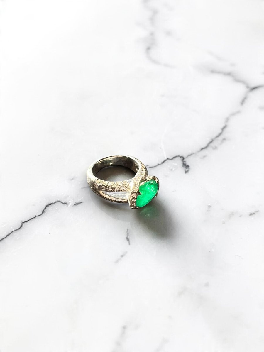Bague de haute joaillerie en or blanc 18 carats, émeraude et diamants -photo-2