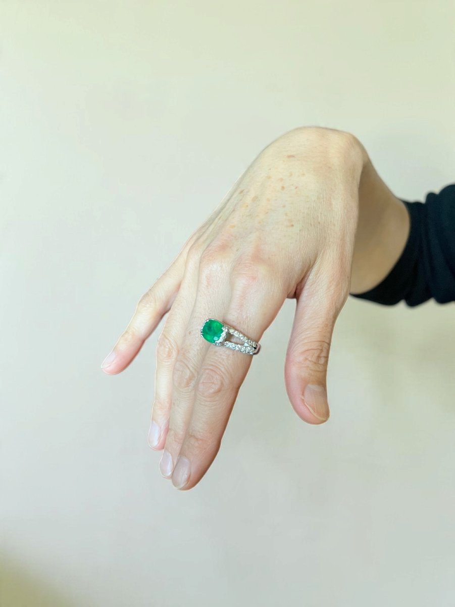 Bague de haute joaillerie en or blanc 18 carats, émeraude et diamants -photo-2