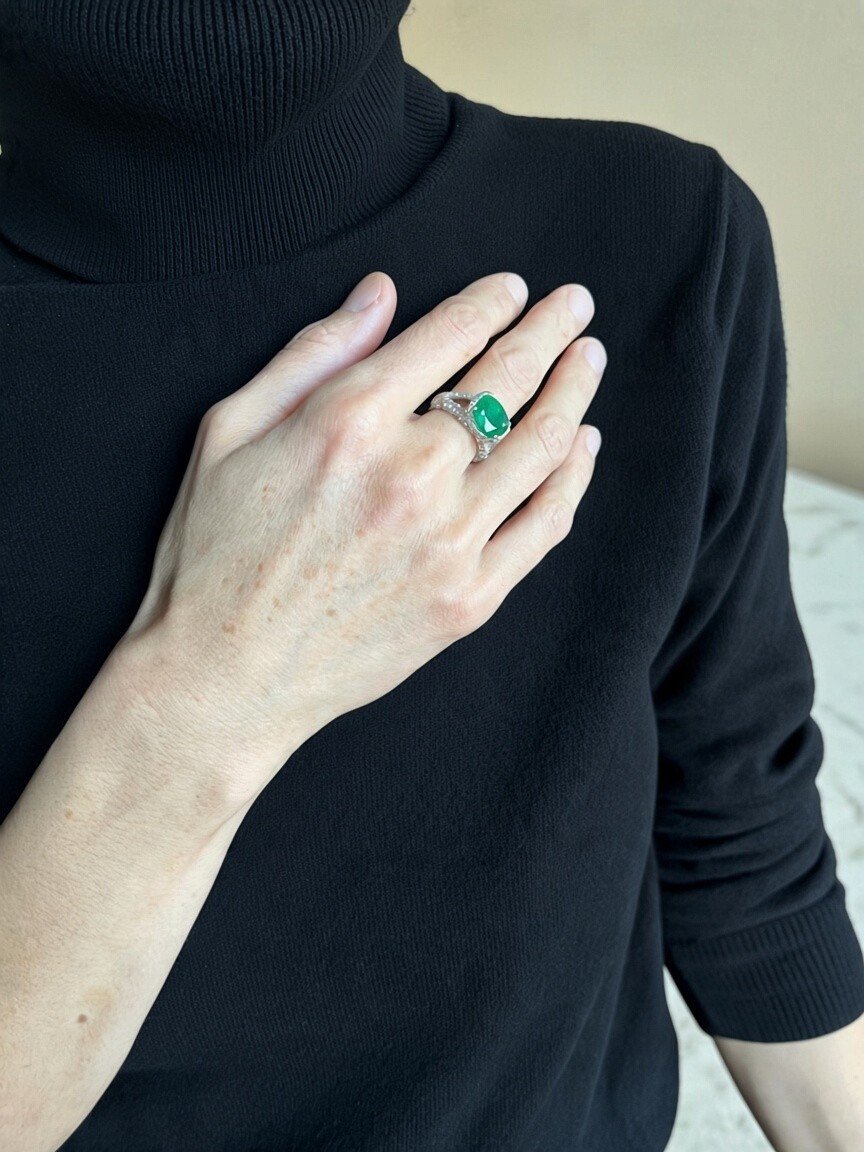 Bague de haute joaillerie en or blanc 18 carats, émeraude et diamants -photo-4
