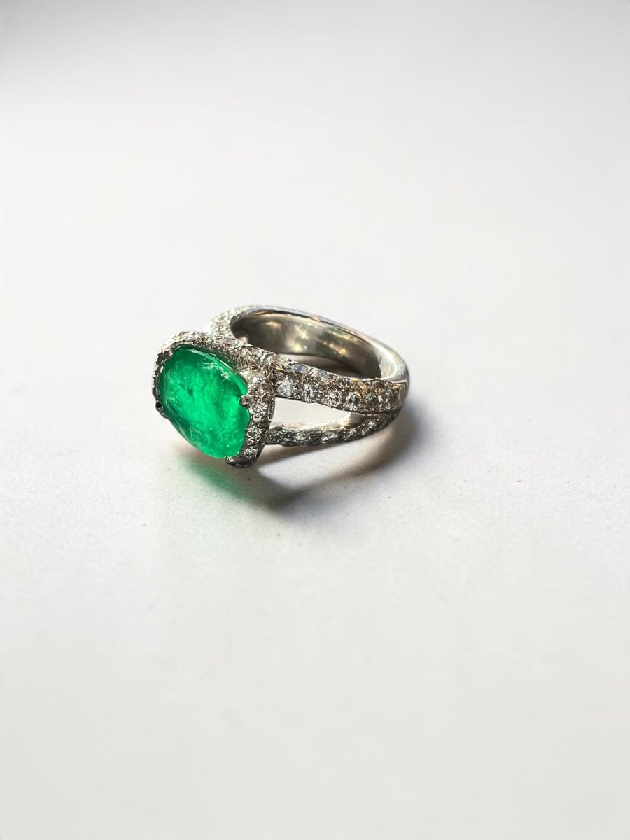 Bague de haute joaillerie en or blanc 18 carats, émeraude et diamants 