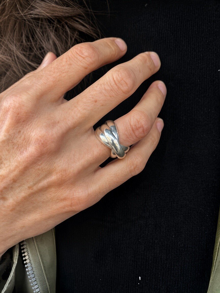 Bague à anneaux entrelacés en argent massif — Années 1990, dans le goût d'Hermès-photo-1