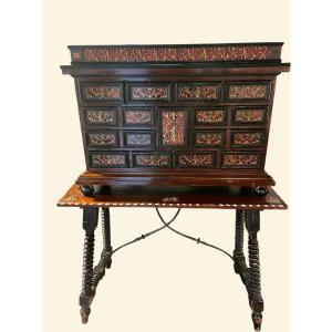 Bargueño (cabinet) espagnol XVIIᵉ siècle sur sa table d’origine