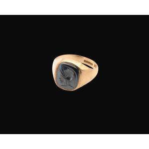 9-carat Yellow Gold And Engraved Hematite Signet Ring