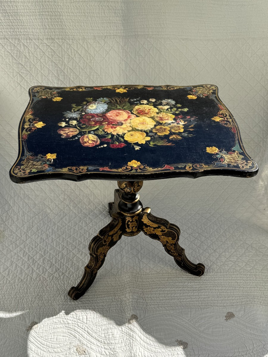 Table guéridon Napoléon III en bois laqué noir à décor floral – XIXe siècle-photo-2