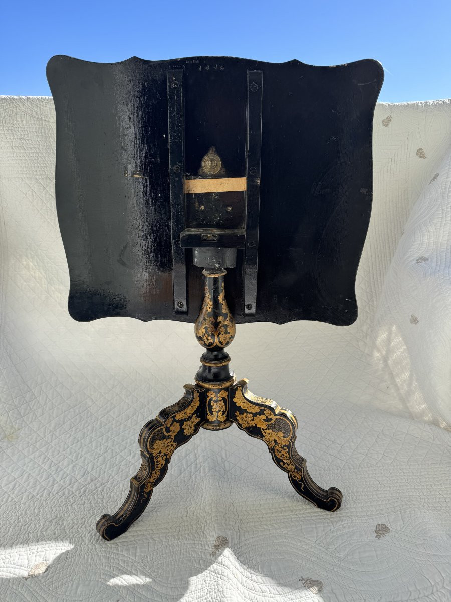 Table guéridon Napoléon III en bois laqué noir à décor floral – XIXe siècle-photo-1