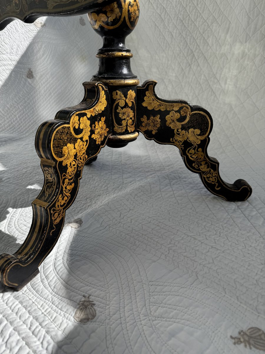 Table guéridon Napoléon III en bois laqué noir à décor floral – XIXe siècle-photo-2