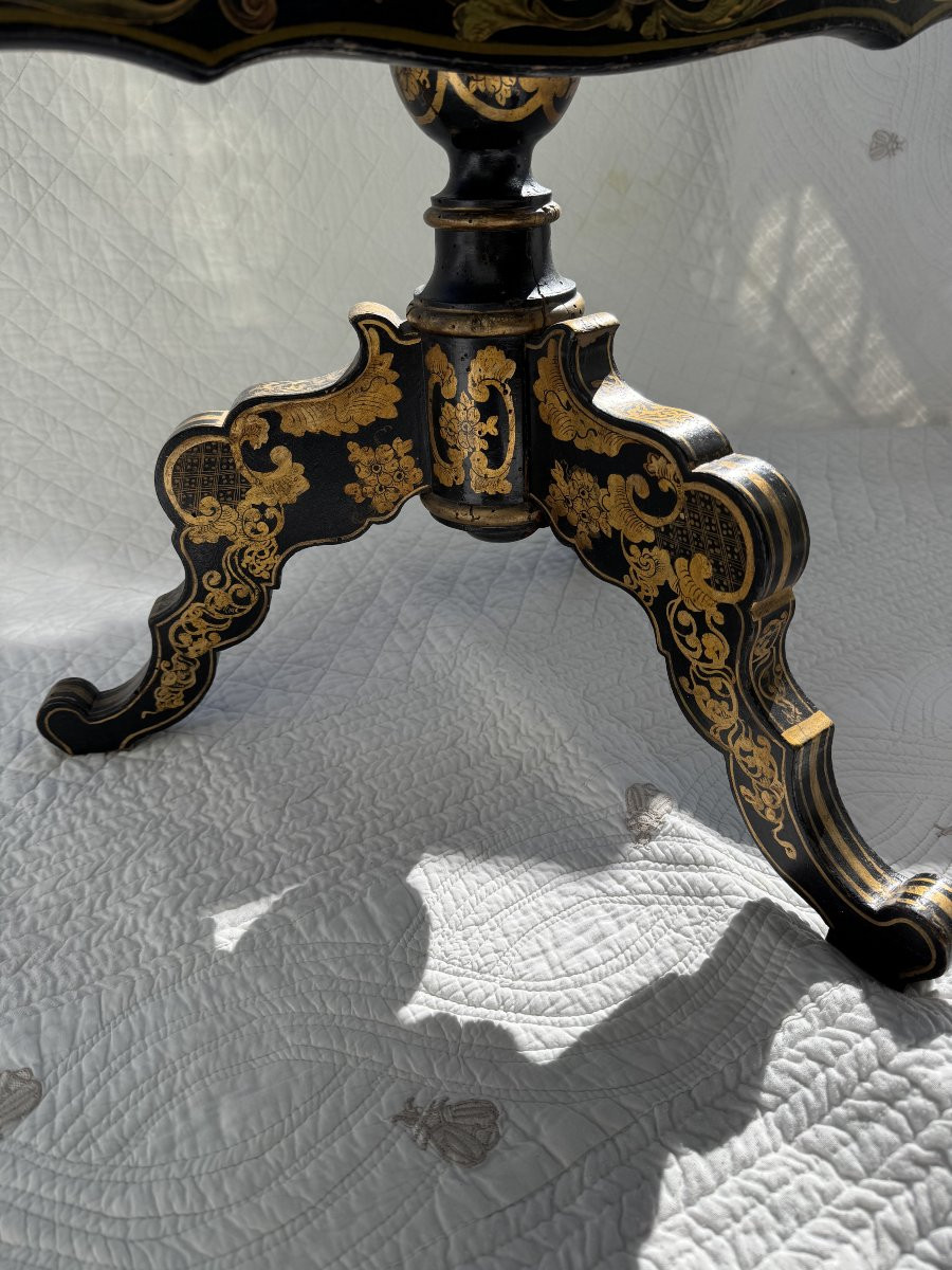 Table guéridon Napoléon III en bois laqué noir à décor floral – XIXe siècle-photo-3