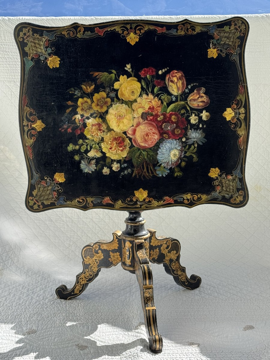 Table guéridon Napoléon III en bois laqué noir à décor floral – XIXe siècle