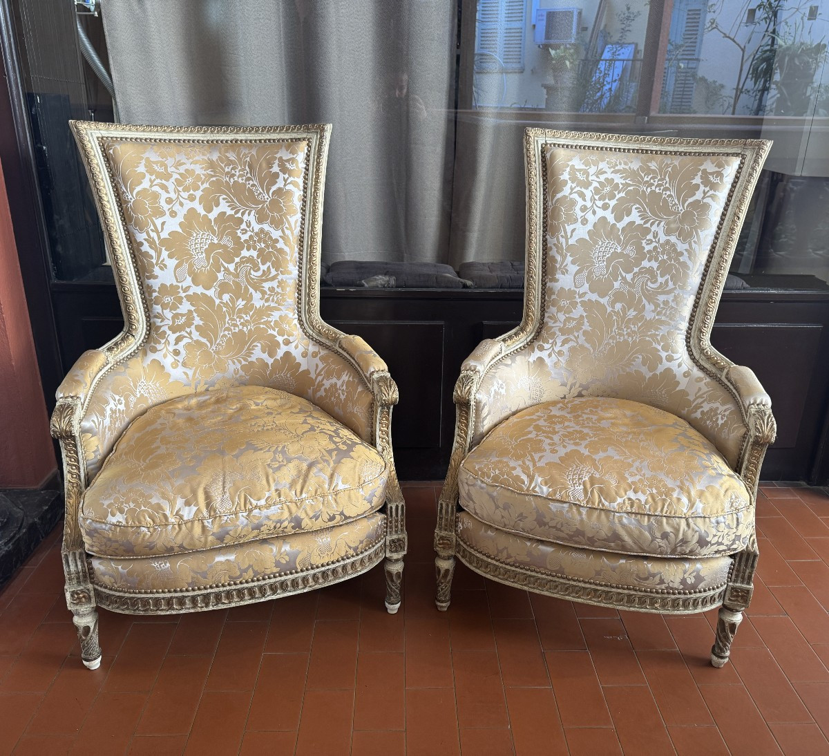 Paire De Bergères De Style Louis XVI En Bois Laqué Et Doré, XIX° Siècle
