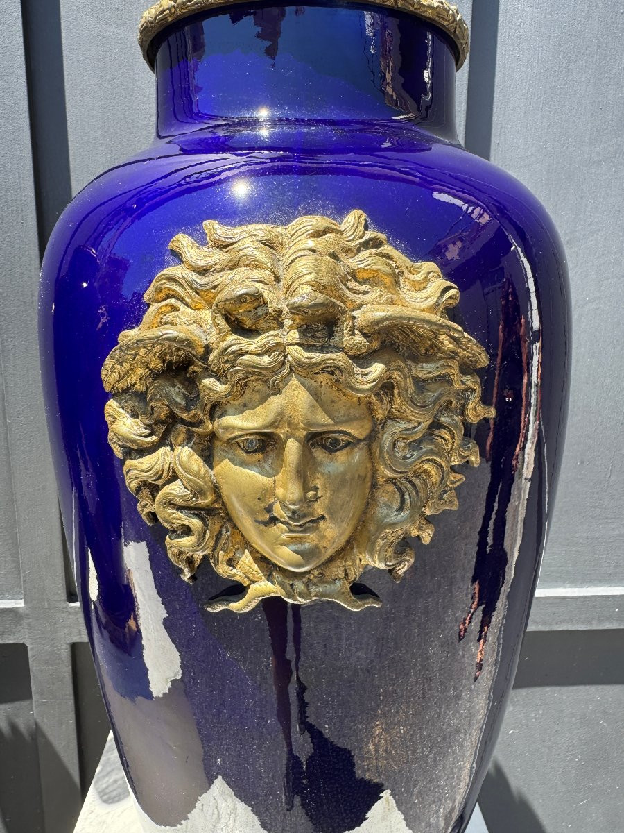 Paire de grands vases en prcelaine et bronze montés en lampes, circa 1880-photo-2