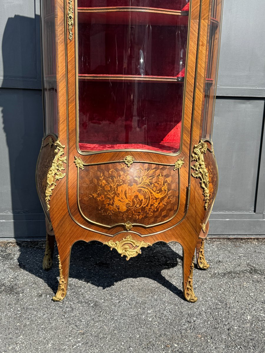 Vitrine galbée marquetée de Style Louis XV, fin XIX° siècle-photo-2