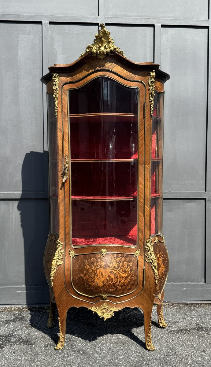Vitrine galbée marquetée de Style Louis XV, fin XIX° siècle