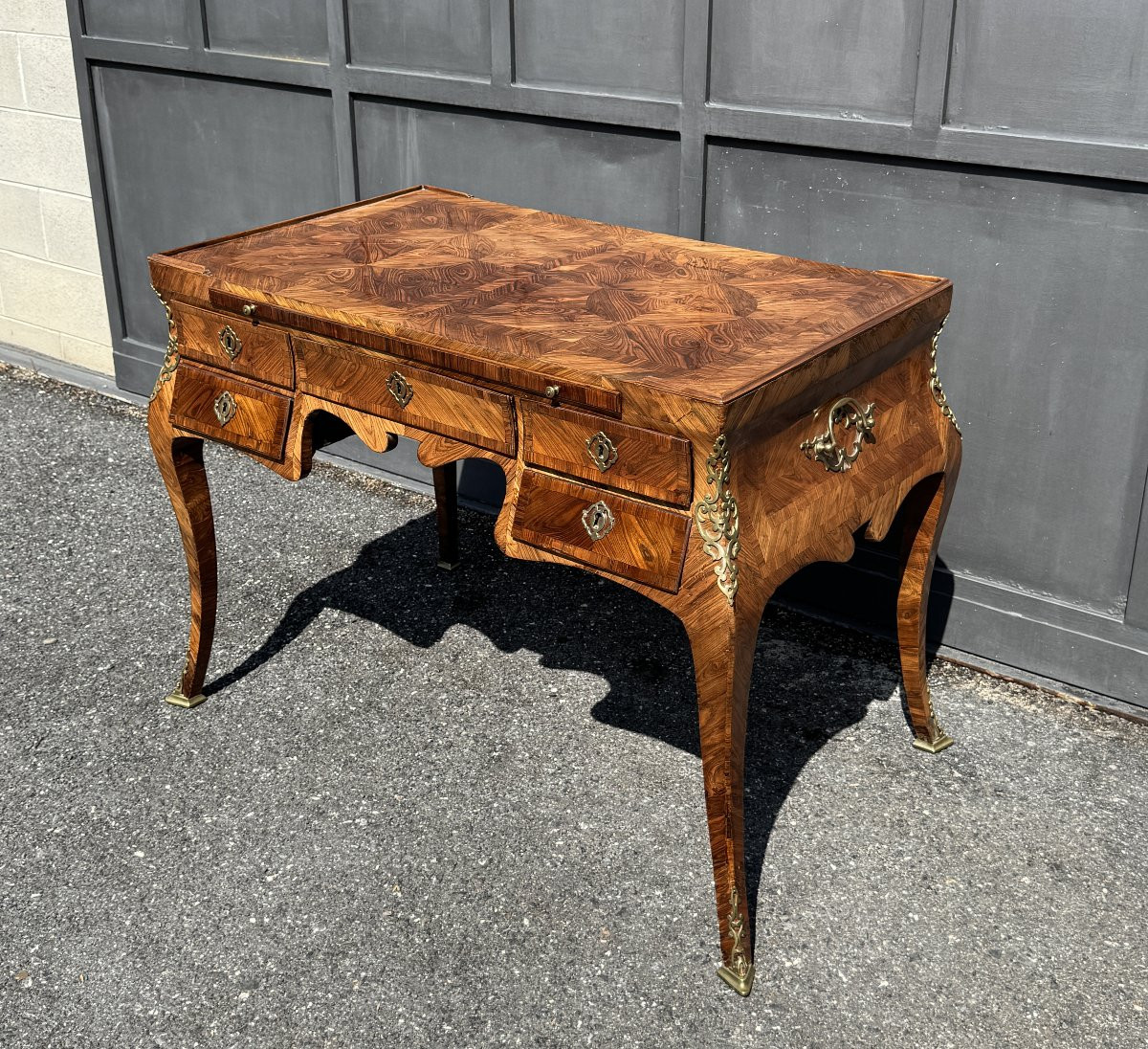 Bureau galbé d'époque Louis XV en bois de violette, Italie, XVIII° siècle-photo-2