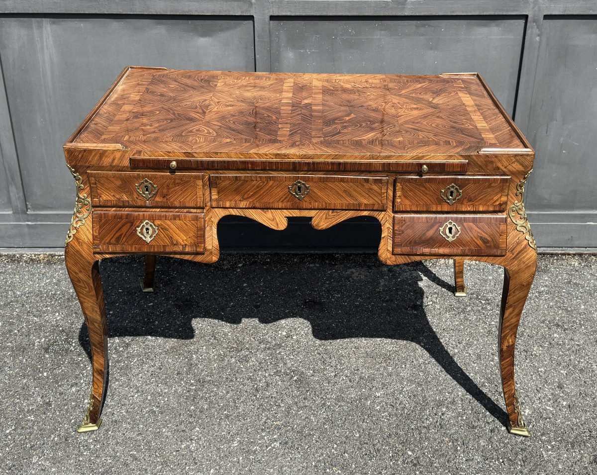 Bureau galbé d'époque Louis XV en bois de violette, Italie, XVIII° siècle