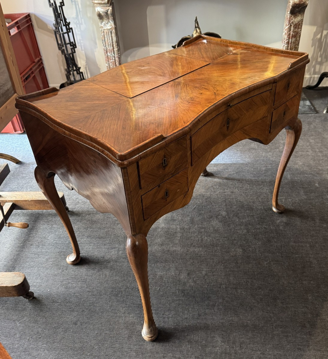 Bureau de changeur en placage de noyer, époque XVIII° siècle-photo-8