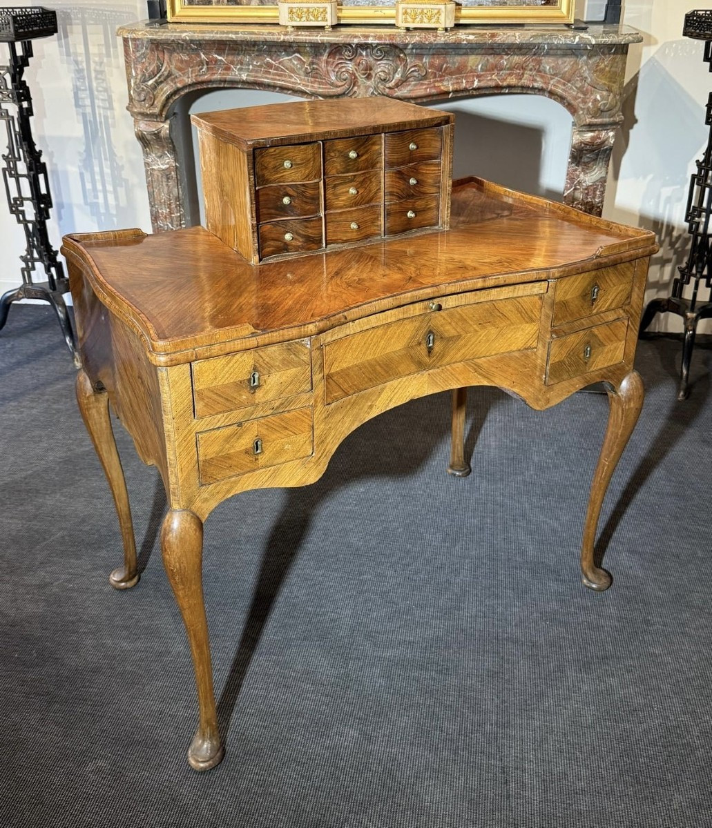Bureau de changeur en placage de noyer, époque XVIII° siècle