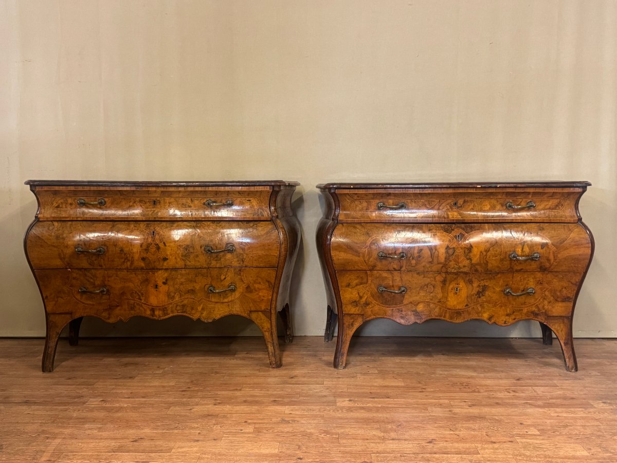 Paire de commodes Lombarde en placage de noyer, Italie XVIII°