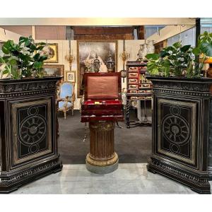 Pair Of Large Corners Forming Planters In Blackened Wood And Golden Brass Nets, 19th Century