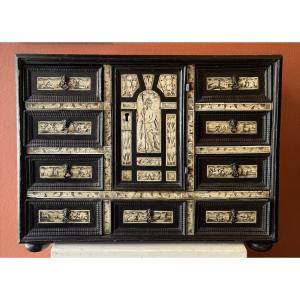 Petit cabinet en bois noirci et ivoire,  XVII° siècle