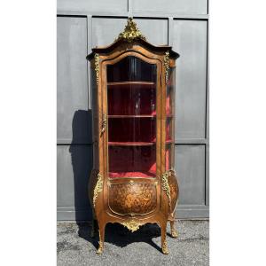 Vitrine galbée marquetée de Style Louis XV, fin XIX° siècle