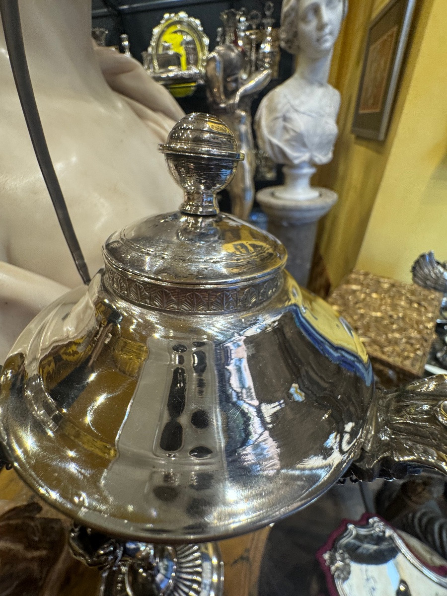 Description  Lampe en argent repoussé représentant une figure néoclassique avec un abat-jour en-photo-1
