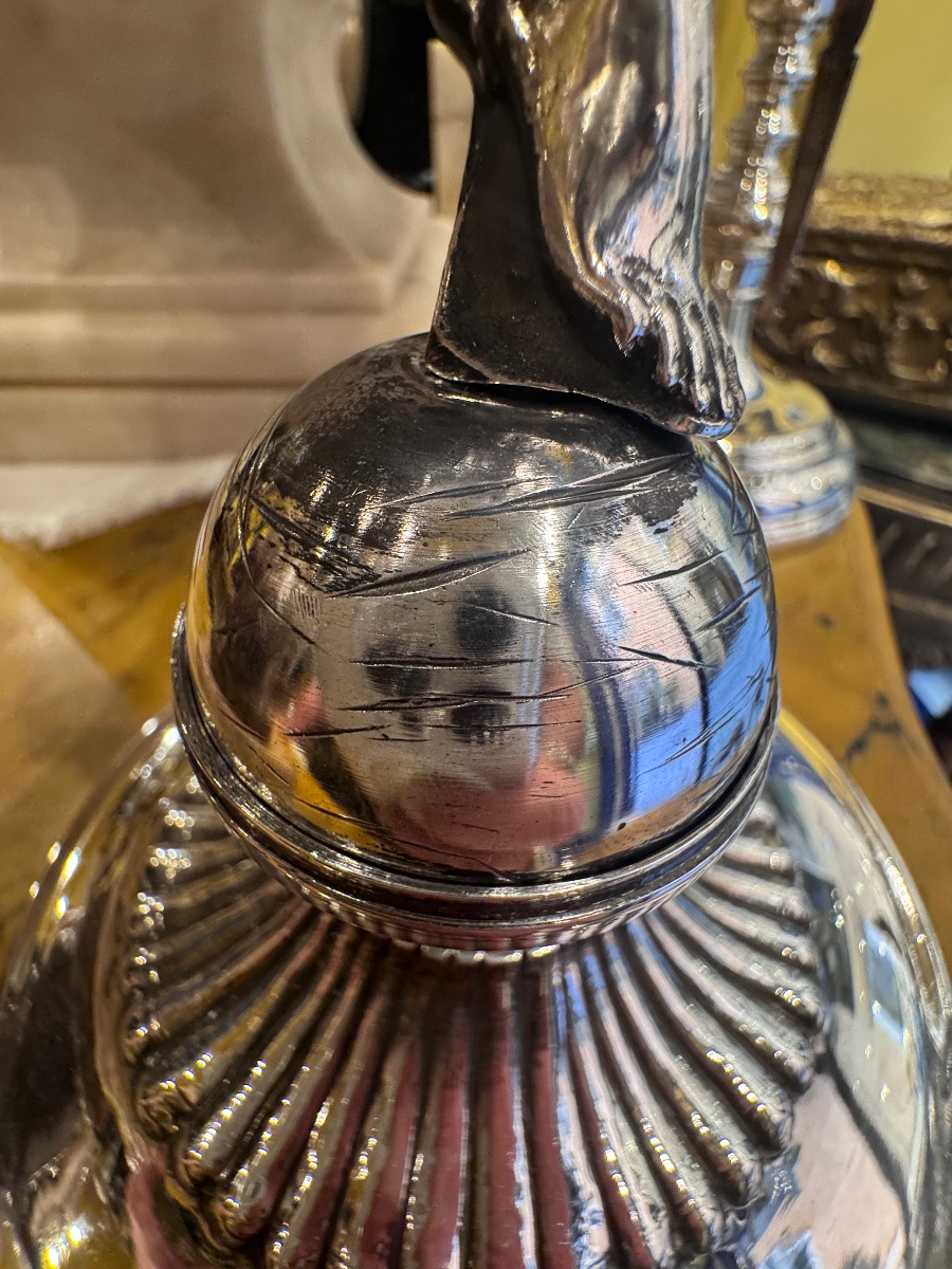 Description  Lampe en argent repoussé représentant une figure néoclassique avec un abat-jour en-photo-3