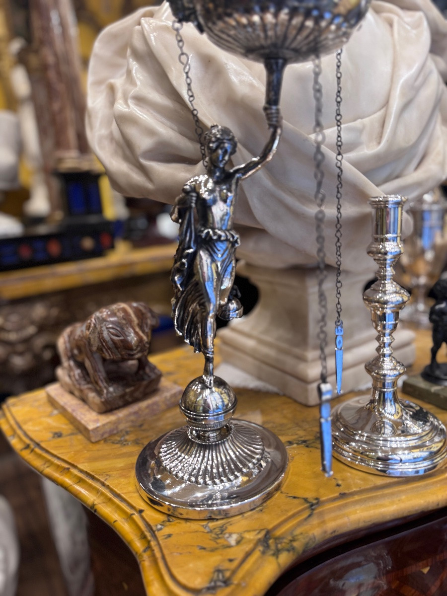 Description  Lampe en argent repoussé représentant une figure néoclassique avec un abat-jour en-photo-4