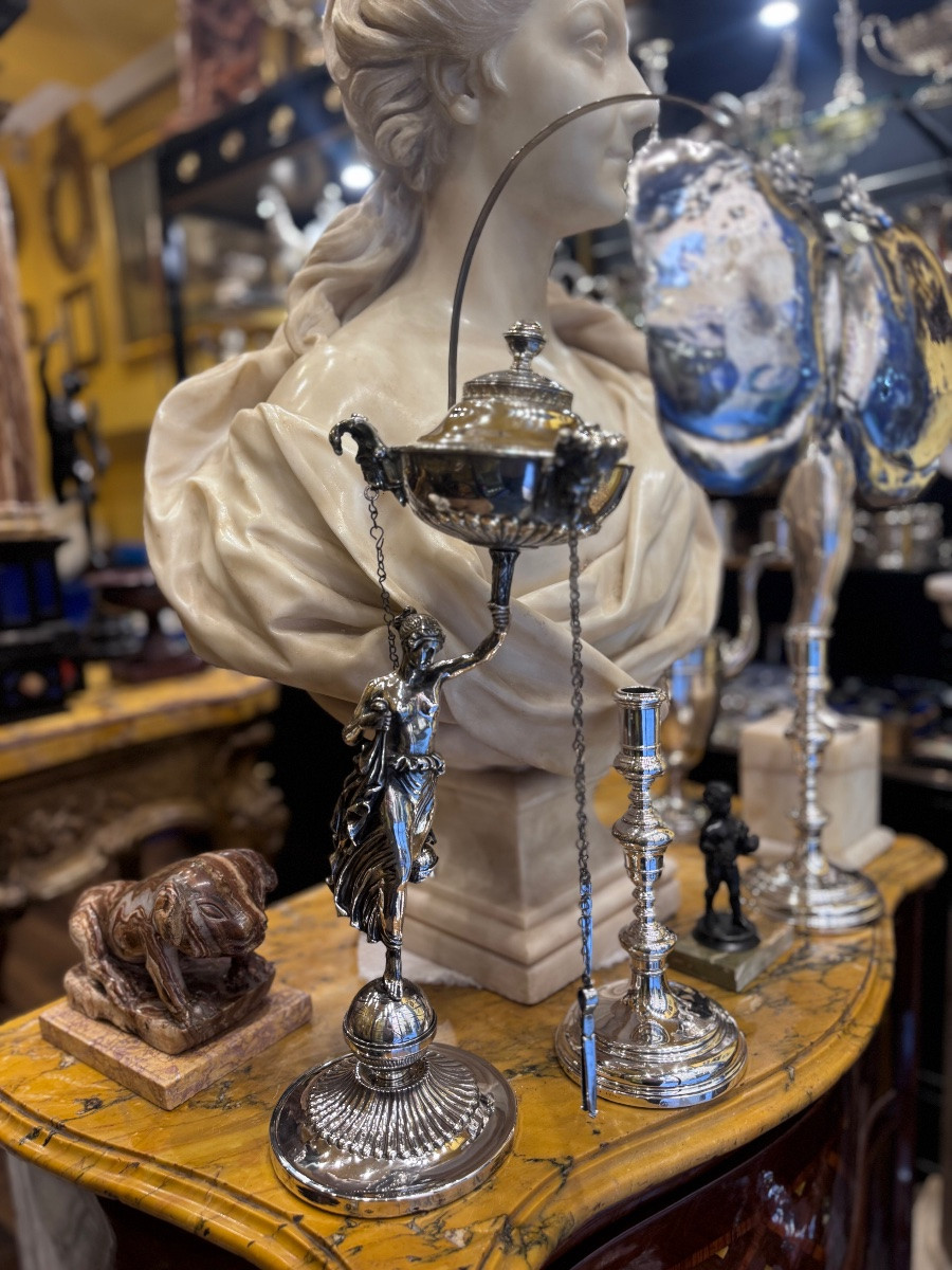 Description  Lampe en argent repoussé représentant une figure néoclassique avec un abat-jour en-photo-6