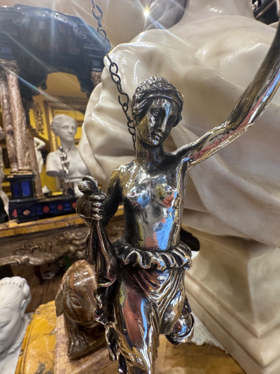 Description  Lampe en argent repoussé représentant une figure néoclassique avec un abat-jour en-photo-7
