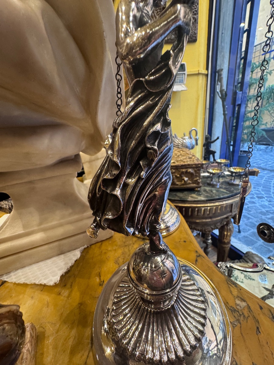 Description  Lampe en argent repoussé représentant une figure néoclassique avec un abat-jour en-photo-8
