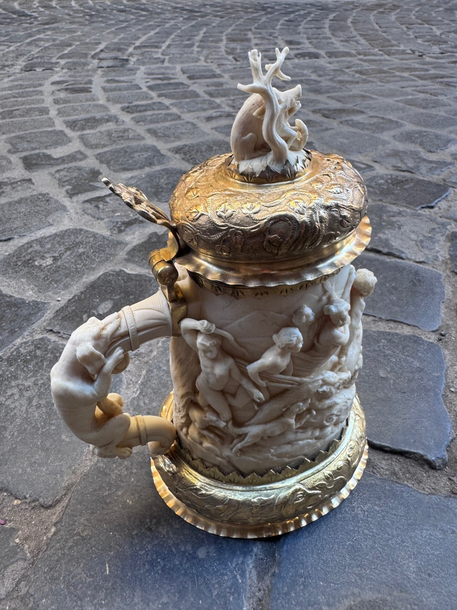 Description  Ivoire et argent doré. Socle ovale et incurvé en argent, à bord cannelé et évasé. -photo-2